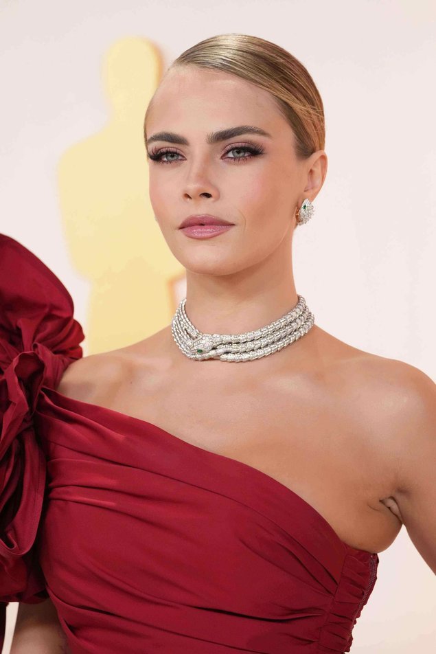 Cara Delevingne: Entre su pasado y su brillante reinvención / Patricia Olivares Taylhardat, Cara Delevingne, De Beers, Serpenti, Dior, Rose des vents, Joaillerie, The Alchemist of Light Midnight Aura, Bvlgari, De Grisogono, SAG Awards, oro 18k, collar, esmeraldas, brazalete, aretes, anillos, pendientes, embajadora, joyas, maison, actriz, festival, cannes, brillantes, elegante, joyería, corte, oscar, anillo, musa, diamantes