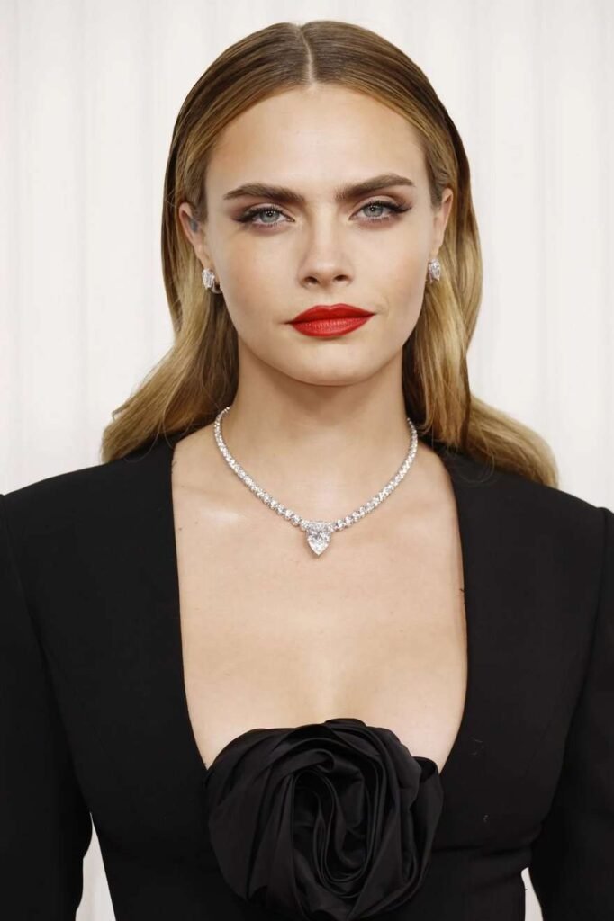 Cara Delevingne: Entre su pasado y su brillante reinvención / Patricia Olivares Taylhardat, Cara Delevingne, De Beers, Serpenti, Dior, Rose des vents, Joaillerie, The Alchemist of Light Midnight Aura, Bvlgari, De Grisogono, SAG Awards, oro 18k, collar, esmeraldas, brazalete, aretes, anillos, pendientes, embajadora, joyas, maison, actriz, festival, cannes, brillantes, elegante, joyería, corte, oscar, anillo, musa, diamantes