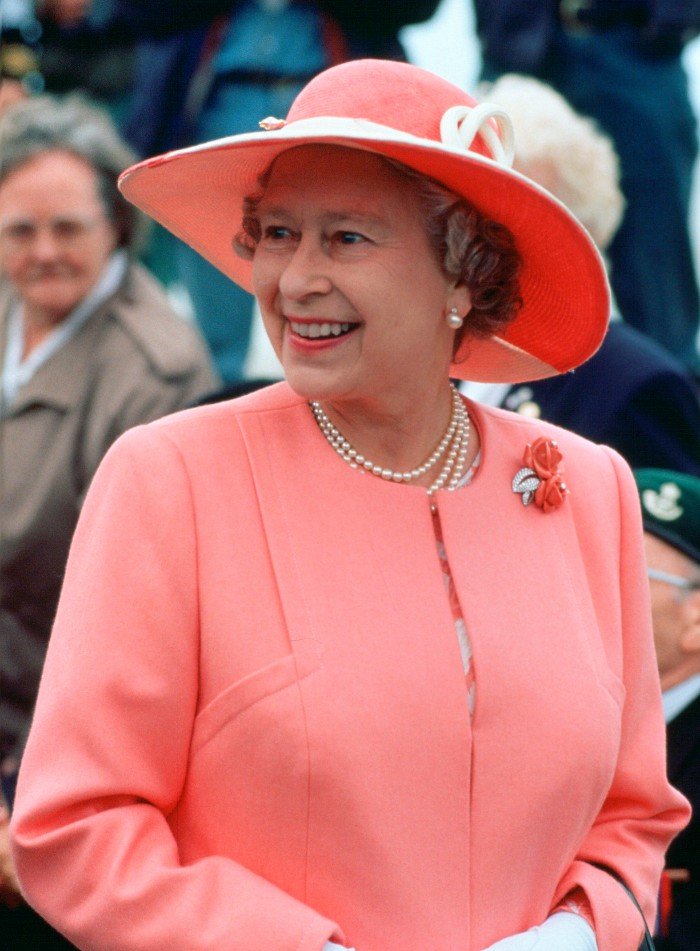 El estilo de la Reina Isabel y sus broches de lujo / Patricia Olivares Taylhardat, Reina Isabel II, Príncipe Carlos, Reina Victoria, Príncipe George, Príncipe Alberto, Charles de Gaul, Princesa María de Teck, La Orden de la Liberación, El lazo de la Reina Victoria, Joyería Garrard, diamantes, lujo, monarca, flores, joyas, emperatriz, India, garrard, zafiros, nupcias, Francia, bodas, princesa, broches, pandemia, COVID-19