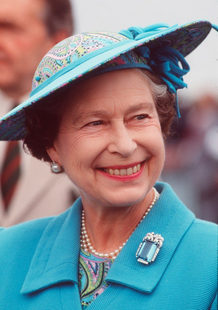 El estilo de la Reina Isabel y sus broches de lujo / Patricia Olivares Taylhardat, Reina Isabel II, Príncipe Carlos, Reina Victoria, Príncipe George, Príncipe Alberto, Charles de Gaul, Princesa María de Teck, La Orden de la Liberación, El lazo de la Reina Victoria, Joyería Garrard, diamantes, lujo, monarca, flores, joyas, emperatriz, India, garrard, zafiros, nupcias, Francia, bodas, princesa, broches, pandemia, COVID-19