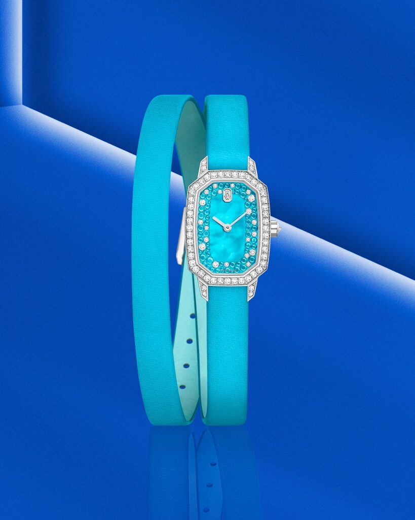 Harry Winston brilla en Baby Blue / Patricia Olivares Taylhardat, Harry Winston, Baby Blue, Emerald, oro, cuarzo, 18 quilates, colección, relojes, brazalete, adornos, correa, cabujón, nácar, guardatiempo, diamantes, joyería, spring-summer 2024, street style, relojería, cromático, accesorios, joyas