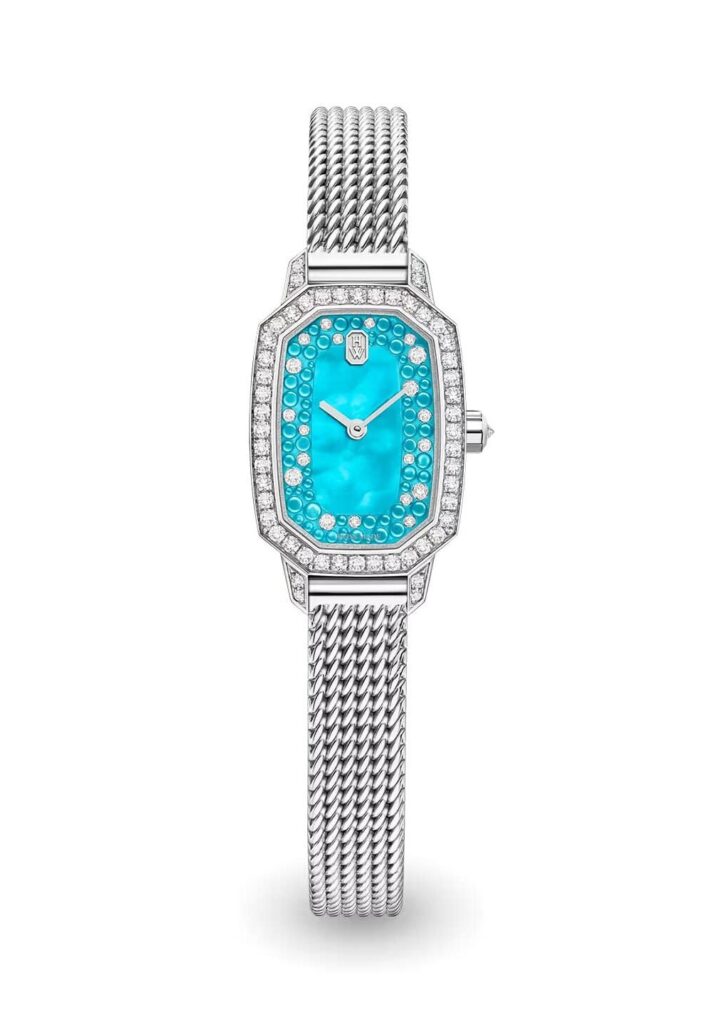 Harry Winston brilla en Baby Blue / Patricia Olivares Taylhardat, Harry Winston, Baby Blue, Emerald, oro, cuarzo, 18 quilates, colección, relojes, brazalete, adornos, correa, cabujón, nácar, guardatiempo, diamantes, joyería, spring-summer 2024, street style, relojería, cromático, accesorios, joyas