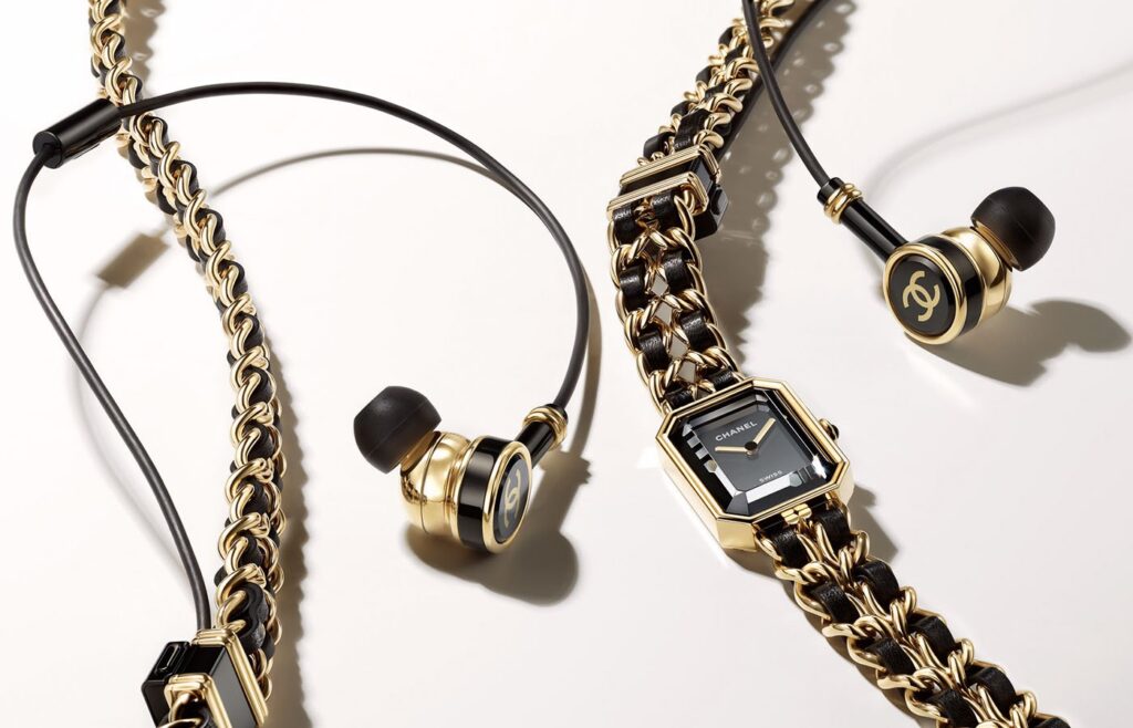 Chanel Première Sound: música de lujo / Patricia Olivares Taylhardat, Chanel, Première Sound, música, lujo, icónicos, collar, reloj, icono, acero, oro amarillo, 18 quilates, stacked, charms, asimétricos, mítico, maison, pendiente, diseño, auriculares