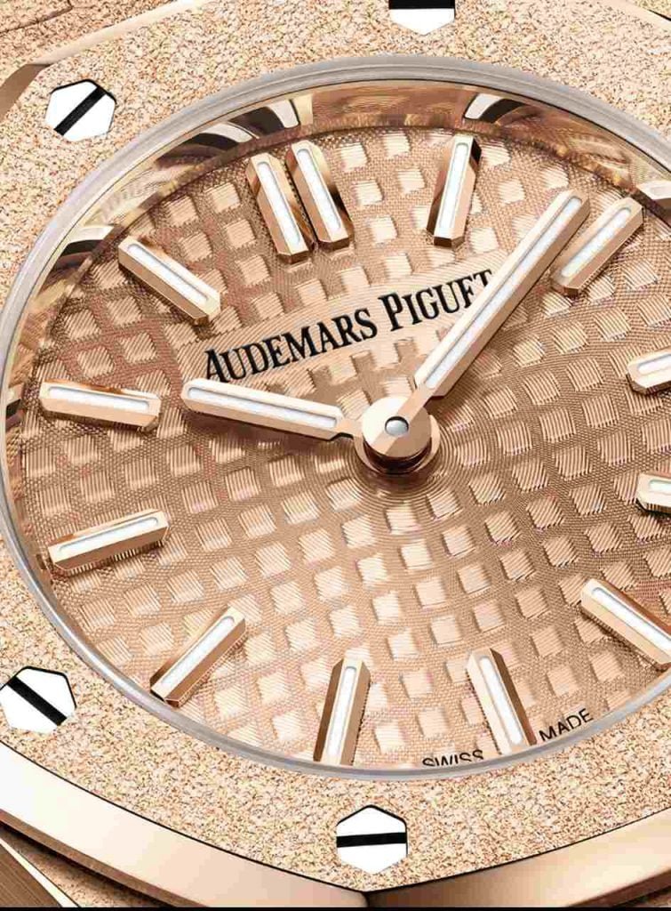 Royal Oak Mini: el objeto del deseo de Audemars Piguet / Patricia Olivares Taylhardat, Royal Oak Mini, Audemars Piguet, oro amarillo, oro blanco, oro rosa, 18 quilates, proporciones, arquitectura, diseño, rendimiento, Gérald Genta, 1972, Frosted Gold, esfera, Petite Tapisserie, luminosa, esfera, mujeres, historia, maison, Jacqueline Dimier, Carolina Bucci, cuarzo, calibre 2730, 7 años