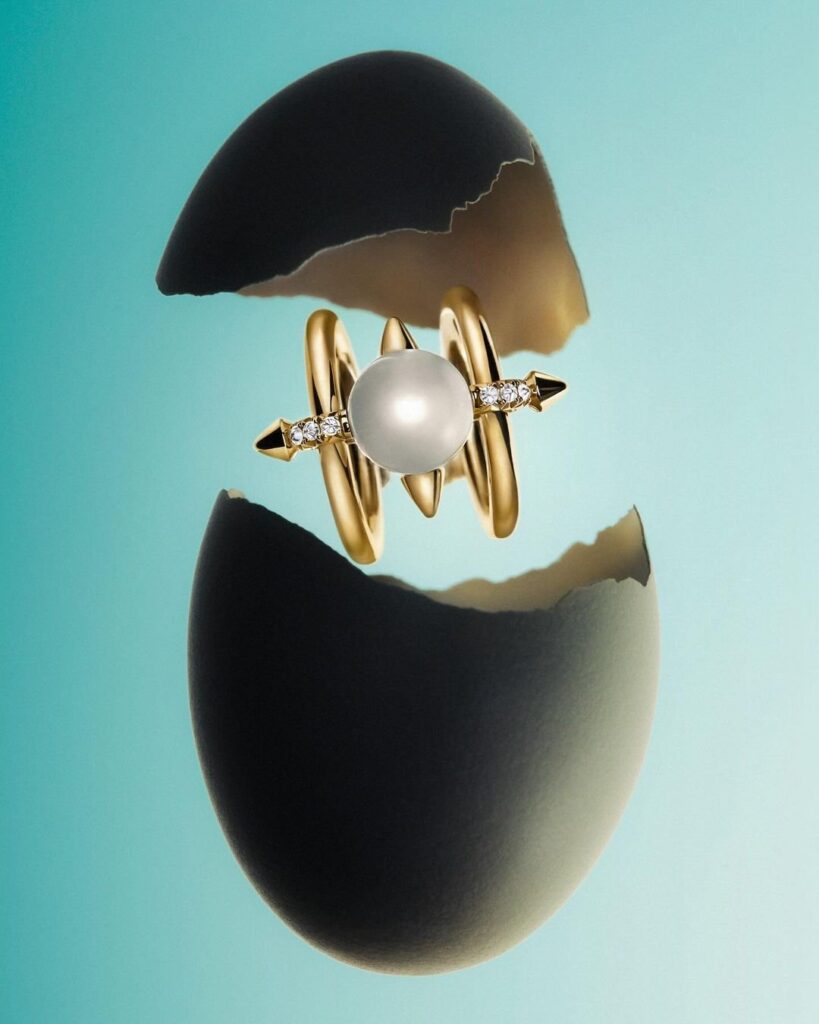 Tiffany Titan: el homenaje a Poseidón de Pharell William / Patricia Olivares Taylhardat, Tiffany Titan, homenaje, Poseidón, Pharell William, Tiffany & Co, tridente, mitológico, colección, joyas, collares, aretes, pulseras, anillos, titanio, maison, artistas, visionarios, creatividad, oro, 18 quilates, anillo