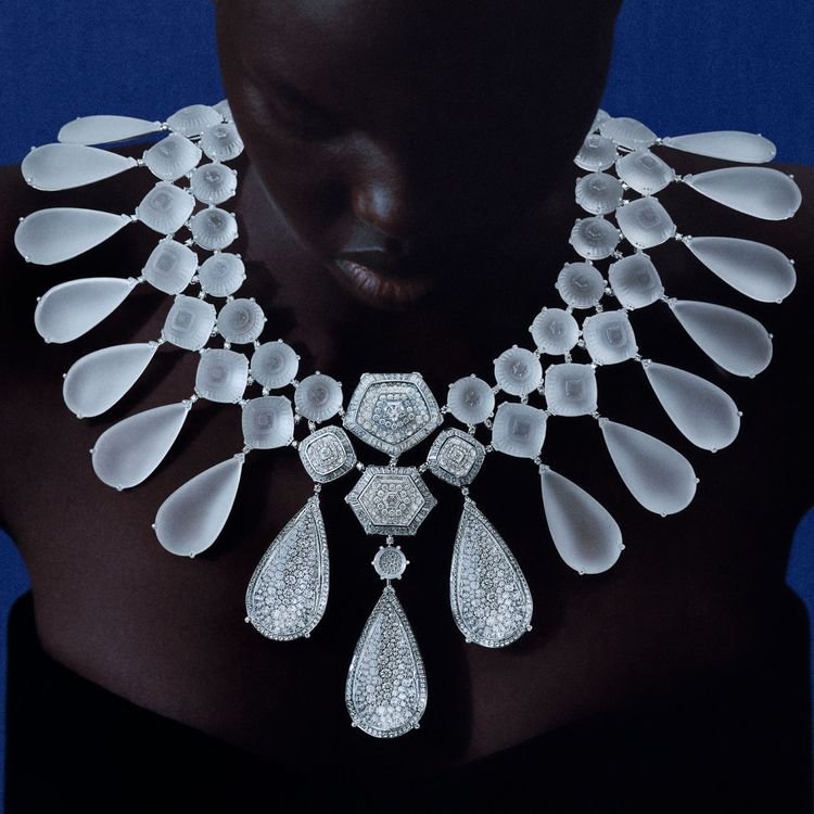 Or Bleu: la colección de Boucheron inspirada en Islandia / Patricia Olivares Taylhardat, Or Bleu, colección, Boucheron, Islandia, joyería, retrato, belleza, arena negra, cristal de roca, diamantes, escarcha, cascadas, inundaciones, collar, Cascade, cataratas, Choisne, pendientes, artesanía, brazalete, Eau D'Encre, obsidiana, piedra, volcánica, titanio, oro, intriga, artesanal