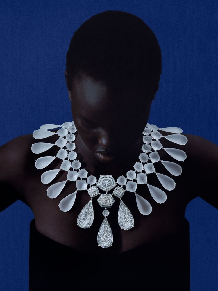 Or Bleu: la colección de Boucheron inspirada en Islandia / Patricia Olivares Taylhardat, Or Bleu, colección, Boucheron, Islandia, joyería, retrato, belleza, arena negra, cristal de roca, diamantes, escarcha, cascadas, inundaciones, collar, Cascade, cataratas, Choisne, pendientes, artesanía, brazalete, Eau D'Encre, obsidiana, piedra, volcánica, titanio, oro, intriga, artesanal