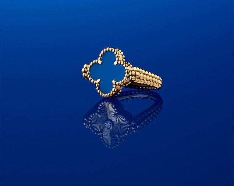 Van Cleef & Arpels incluye la piedra AZUL en piezas de su icónica colección Alhambra / Patricia Olivares Taylhardat, Van Cleef & Arpels, piedra, azul, colección, Alhambra, 1968, oro, grabado, guilloché, ágata, brazalete, anillo, trébol, suerte