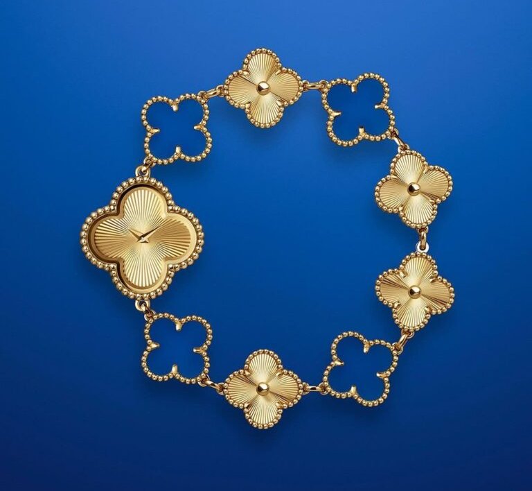 Van Cleef & Arpels incluye la piedra AZUL en piezas de su icónica colección Alhambra / Patricia Olivares Taylhardat, Van Cleef & Arpels, piedra, azul, colección, Alhambra, 1968, oro, grabado, guilloché, ágata, brazalete, anillo, trébol, suerte