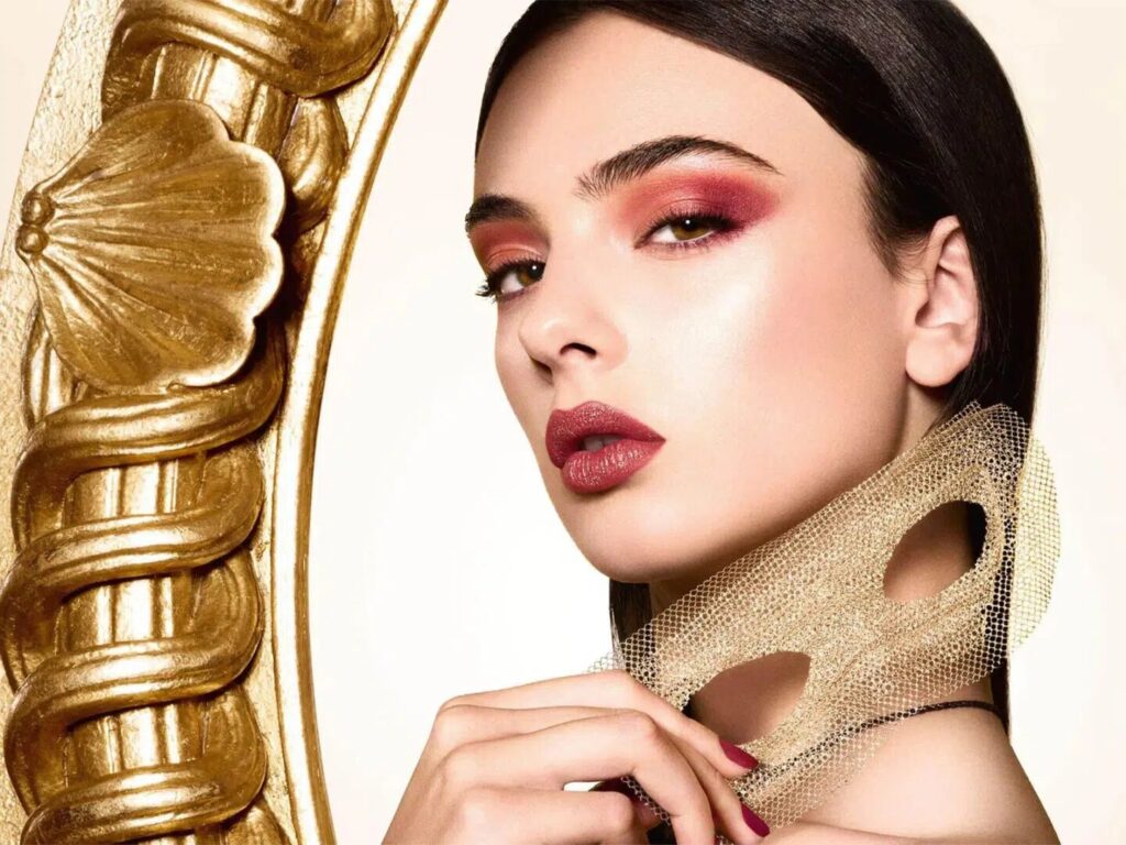 Dior nos invita a un baile de sueños en Navidad / Patricia Olivares Taylhardat, Dior, baile, sueños, Navidad, Anya Taylor-Joy, Deva Cassel, siglo XVII, realeza, burguesía, lujosos, salones, palacio, bailes, Luis XVI, El rey Sol, campaña, artista, italiano, Pietro Ruffo, estuches, regalo, Peter Philips, Dior Beauty, Dior Sauvage, Miss Dior, J'Adore eau du parfums, maquillaje