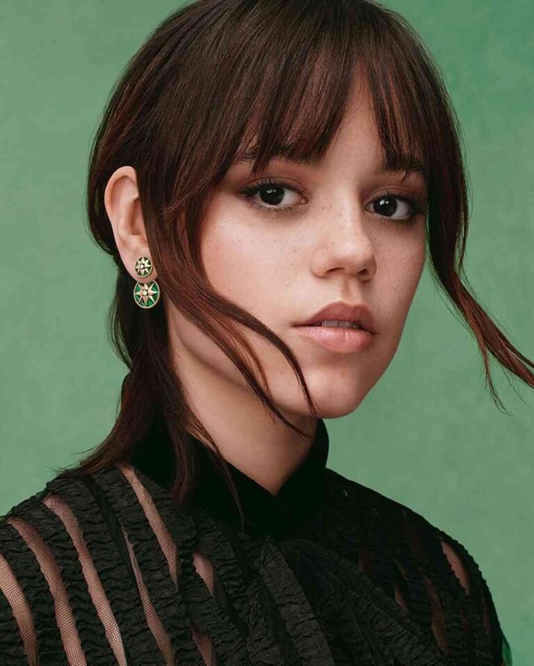 Jenna Ortega en la campaña de Dior / Patricia Olivares Taylhardat, Jenna Ortega, Dior, actriz, colección, joyería, francesa, Rose des Vents, maison, aretes, Victorie de Castellane, rosa, vientos, piedras, brillantes, pavé, diamantes, sautoirs, Rose Céleste, collares, lunas, soles, talismánicos, Merlina, fragancia, Gris Dior