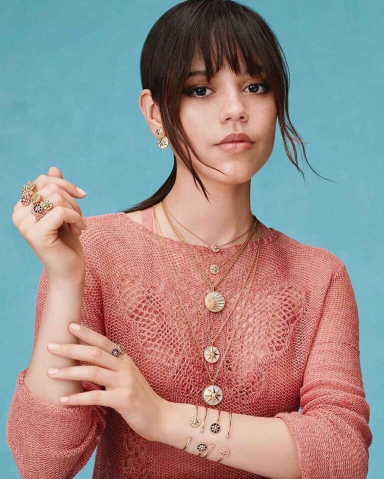 Jenna Ortega en la campaña de Dior / Patricia Olivares Taylhardat, Jenna Ortega, Dior, actriz, colección, joyería, francesa, Rose des Vents, maison, aretes, Victorie de Castellane, rosa, vientos, piedras, brillantes, pavé, diamantes, sautoirs, Rose Céleste, collares, lunas, soles, talismánicos, Merlina, fragancia, Gris Dior